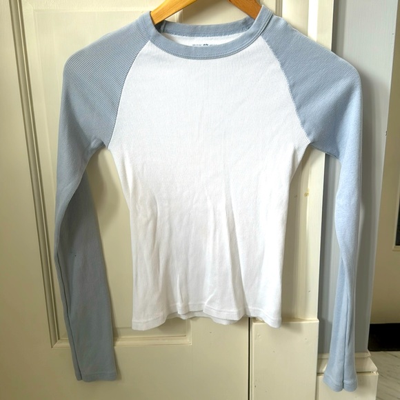 Brandy Melville Raglan Longsleeved Top. Fitted. White/Light Blue NWOT - Picture 1 of 3